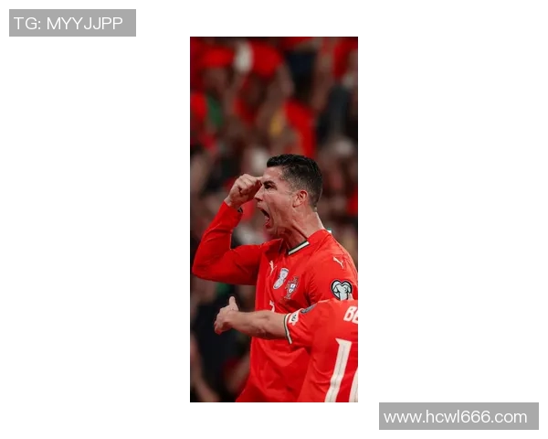 变身为足球传奇球星C罗的动感壁纸，展现无敌风采与激情瞬间