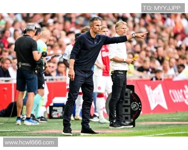 范佩西：从阿贾克斯到曼联的传奇之路，天下足球见证足坛巨星崛起