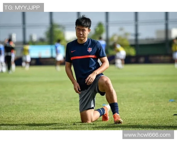 四号球衣球星在赛场上奋力拼搏瞬间展现足球魅力与激情