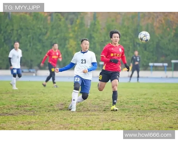 绿茵场上激情飞扬足球巨星全力拼搏瞬间精彩定格